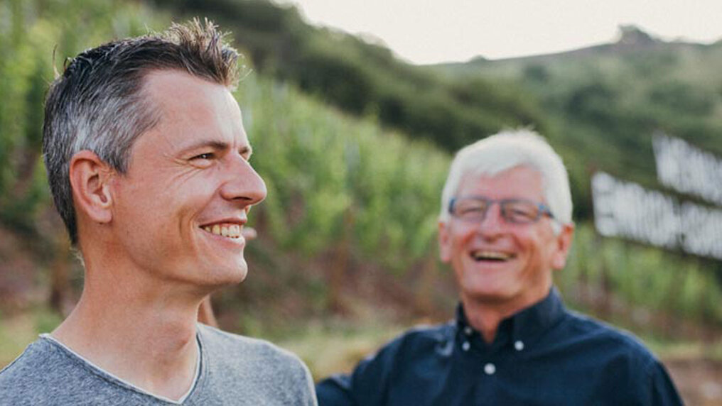 Nahaufnahme von Werner und Frank Schönleber vor einem ihrer Weinberge