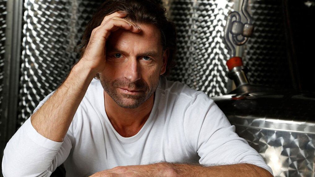 Portrait von Achim von Oetinger vor Stahltanks