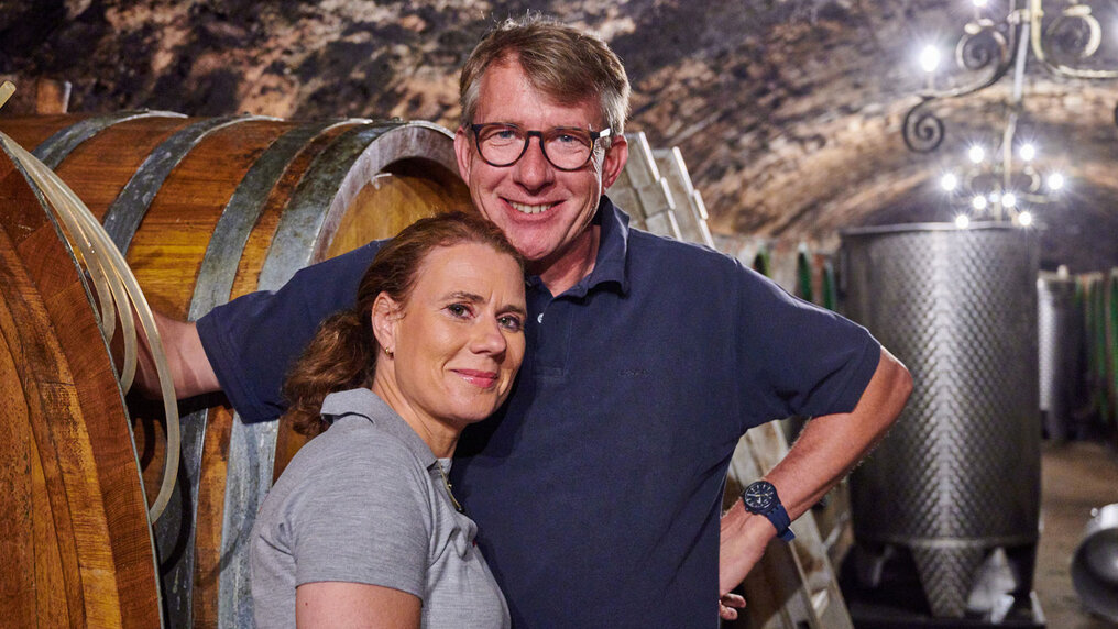 Sabine und Johannes Eser im Weinkeller ihres Weinguts Johannishof im Rheingau