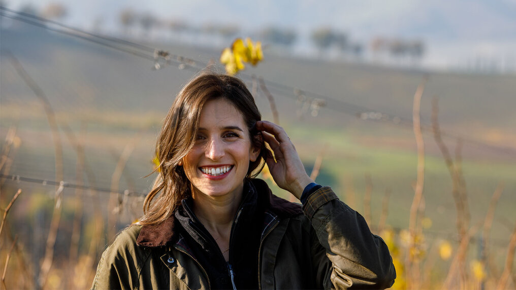 Chiara Condello steht in ihrem Weinberg und streicht sich die Haare aus dem Gesicht.