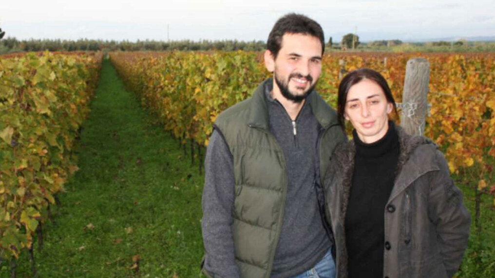 Paola De Fusco und Stefano Granata vor ihrem Weinberg