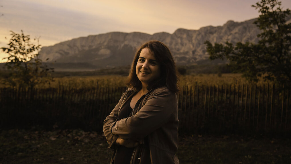 Winzerin Noémie Guez bei Abendstimmung in ihrem Weinberg vor dem Sainte-Victoire