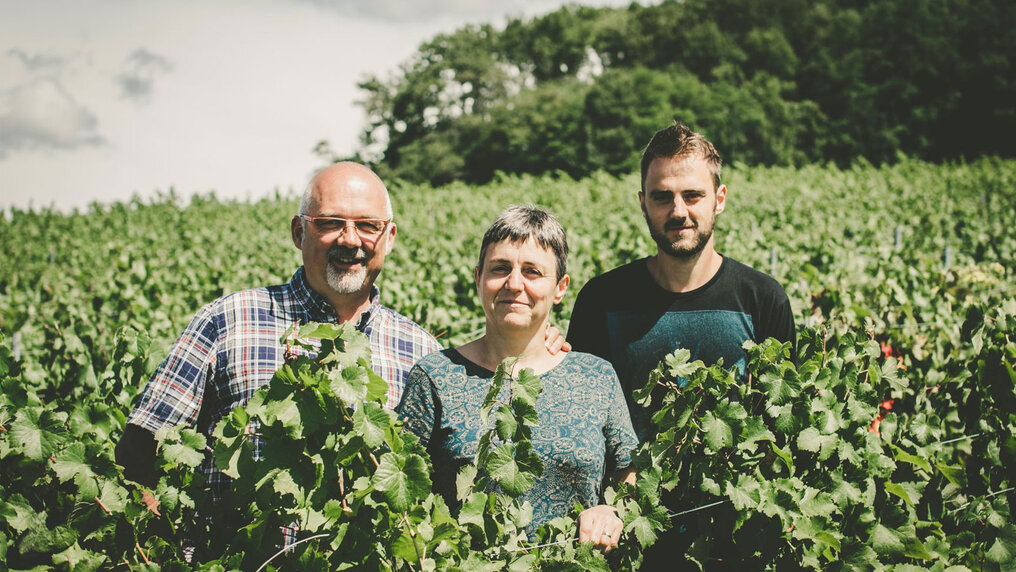 Michel-Henri und Françoise Ratte zusammen mit Sohn Quentin im Weinberg