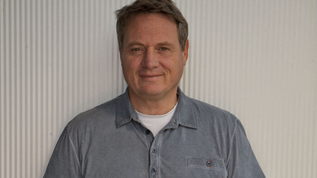 Portrait of Johannes Leitz in front of a grey wall