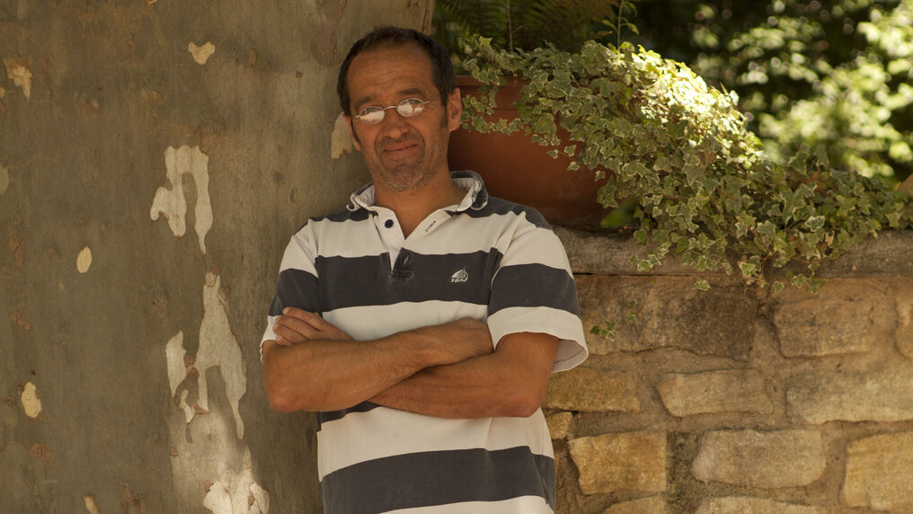 Louis Barruol leaning against a stone wall