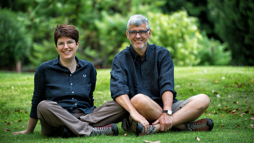 Francesca Bruna and her husband Roberto are sitting on a green lawn, facing the camera.