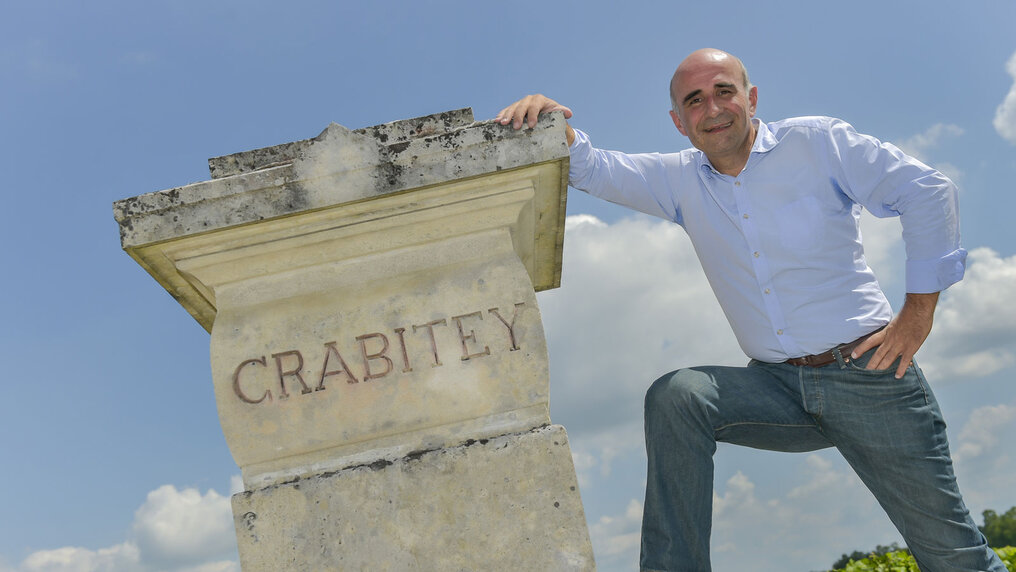 Arnaud de Butler stands next to a pillar bearing the inscription ‘Crabitey’.