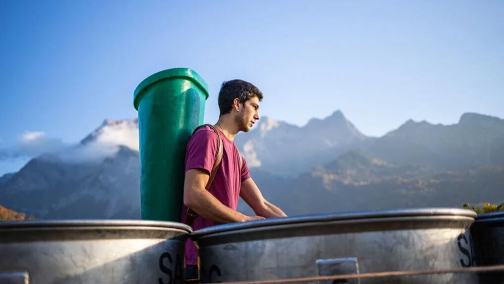 Fadri Itin during the harvest with a basket on his back.