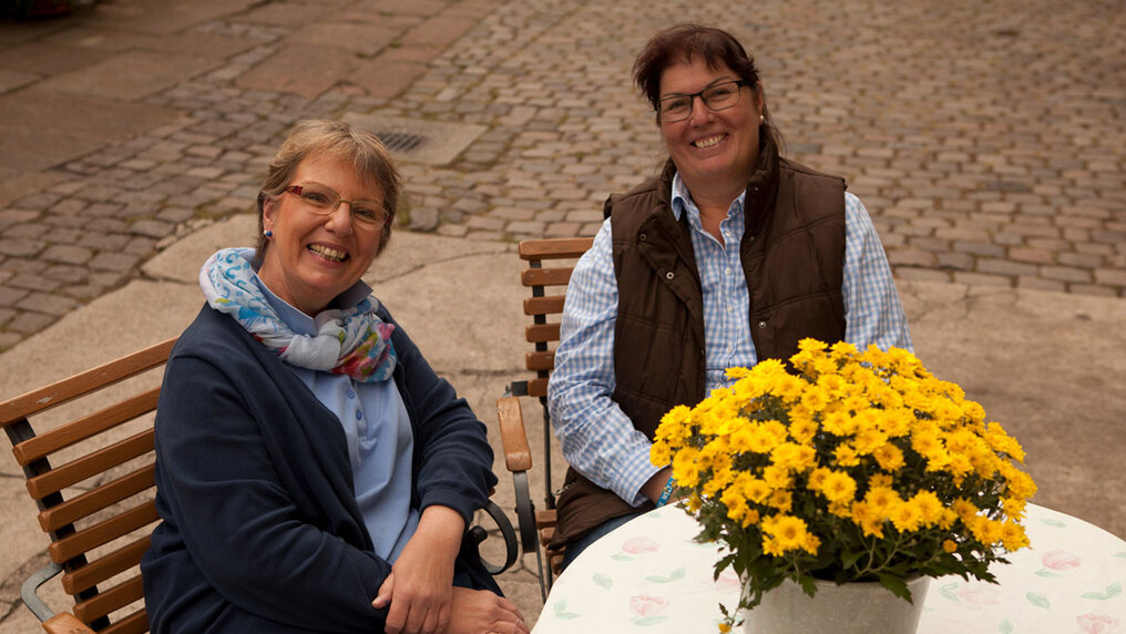 Sisters Stefanie and Gabriele Weegmüller are sitting on the winery terrace.
