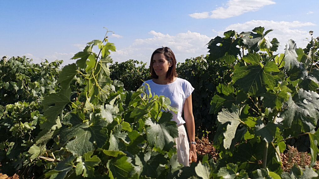 Ruth de Andrés stands among the vines